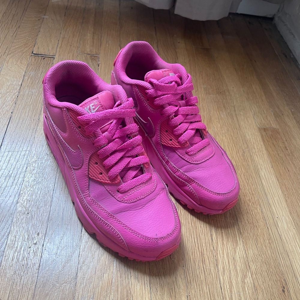 Nike Pink Air Max Sneakers with Retro Design - Picture 3 of 7